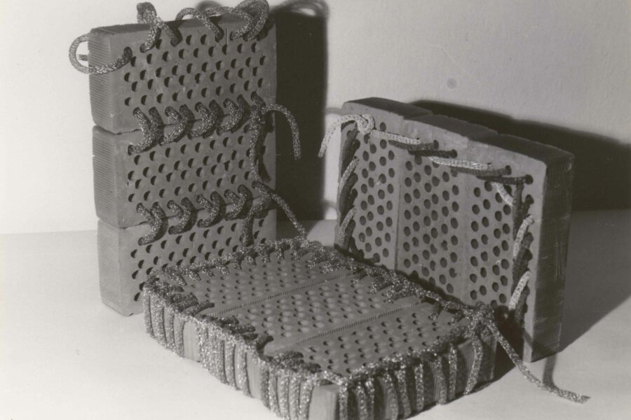 Blanka Šperková, Zašívaní, obšívaní, vyšívaní, 1991, cihla a pletený drát, foto: Blanka Šperková